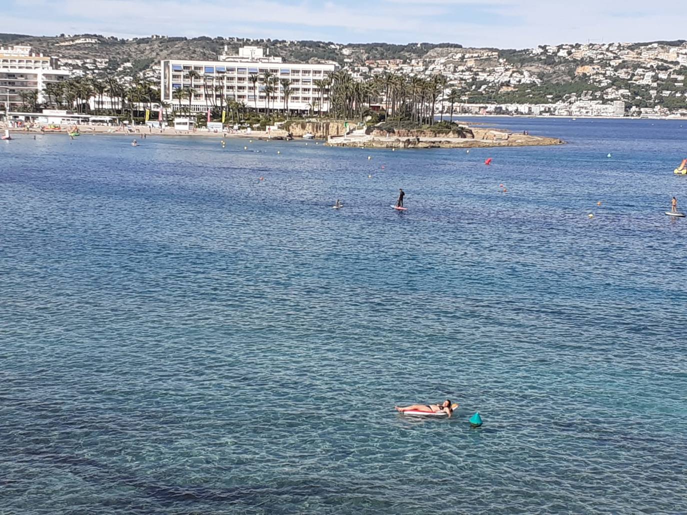 Muchos valencianos han optado por pasar un Día de Todos los Santos diferente. Y es que, el buen tiempo ha animado multitud de valencianos a acercarse a las playas de la Comunitat para pasar una mañana bajo el sol y las suaves temperaturas. En las imágenes, las playas de Arenal y La Grava, en Xàbia, esta mañana de viernes.