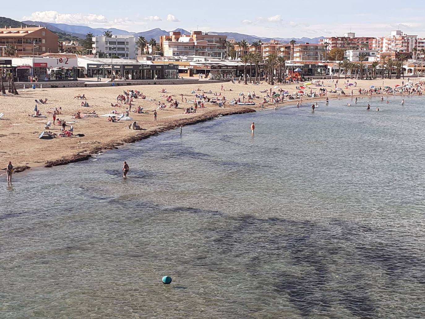 Muchos valencianos han optado por pasar un Día de Todos los Santos diferente. Y es que, el buen tiempo ha animado multitud de valencianos a acercarse a las playas de la Comunitat para pasar una mañana bajo el sol y las suaves temperaturas. En las imágenes, las playas de Arenal y La Grava, en Xàbia, esta mañana de viernes.