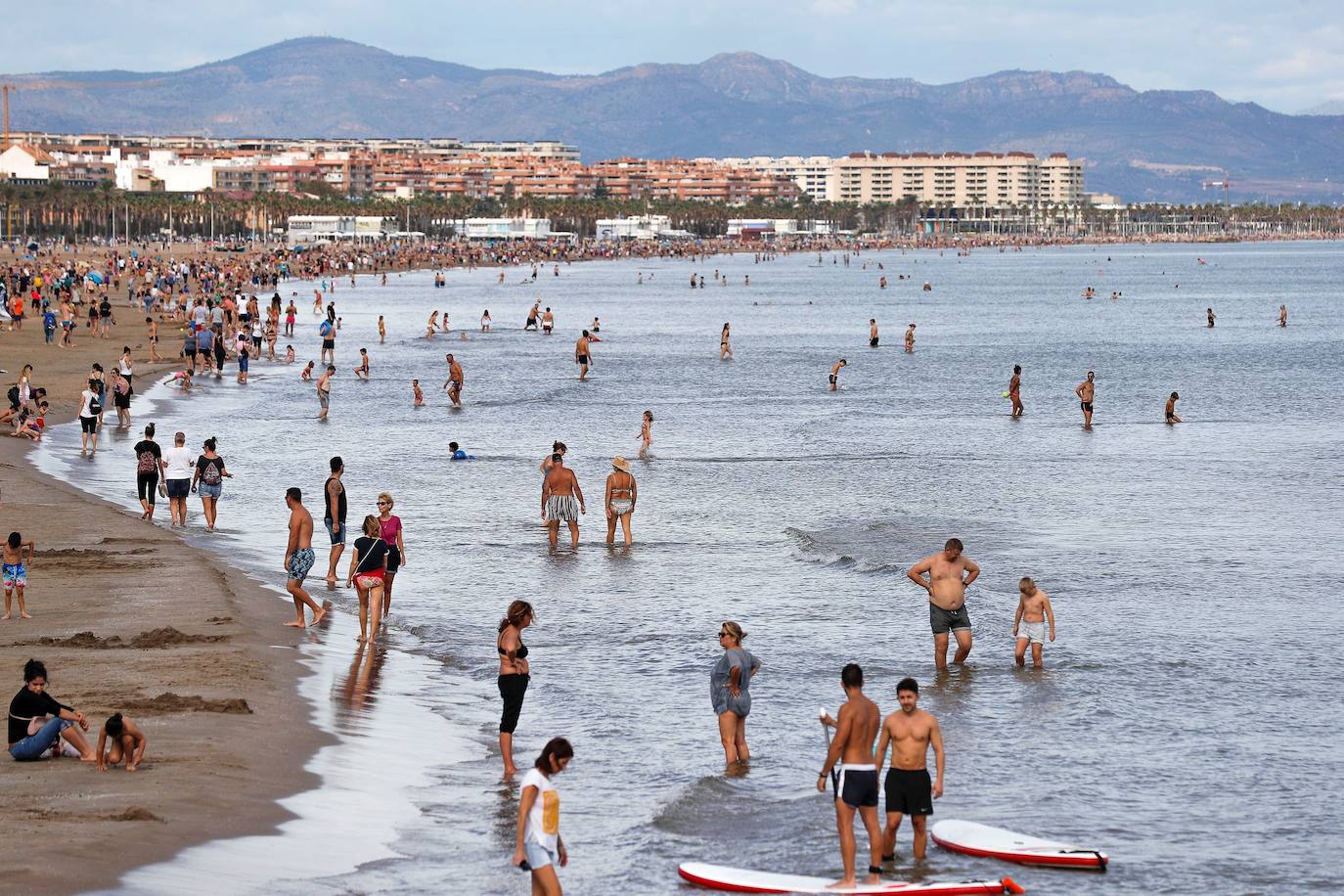 Muchos valencianos han optado por pasar un Día de Todos los Santos diferente. Y es que, el buen tiempo ha animado multitud de valencianos a acercarse a las playas de la Comunitat para pasar una mañana bajo el sol y las suaves temperaturas. 