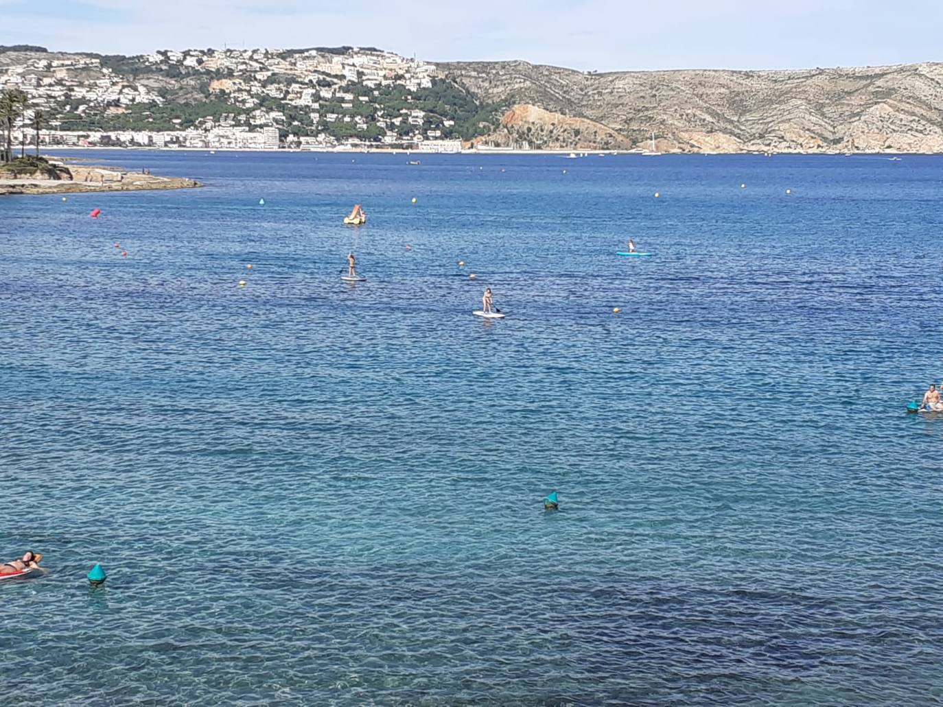 Muchos valencianos han optado por pasar un Día de Todos los Santos diferente. Y es que, el buen tiempo ha animado multitud de valencianos a acercarse a las playas de la Comunitat para pasar una mañana bajo el sol y las suaves temperaturas. En las imágenes, las playas de Arenal y La Grava, en Xàbia, esta mañana de viernes.