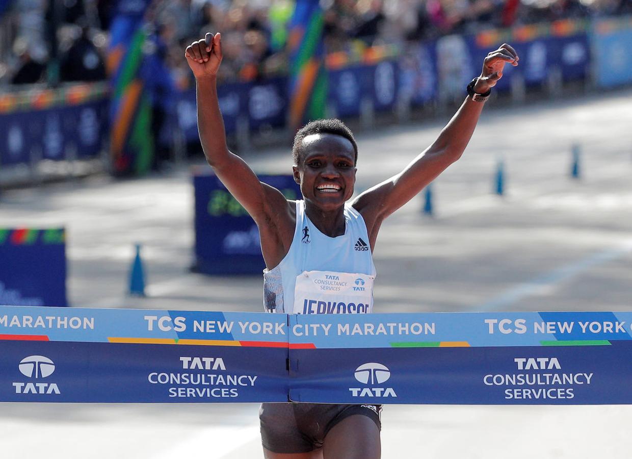 Kenia ha conseguido un doblete este domingo en el maratón de Nueva York con categóricos triunfos de Geoffrey Kamworor en hombres (2h.08.13), así como de Joyciline Jepkosgei (2h.22.38), quien previamente acabó con el reinado de la multiganadora Mary Keitany en la carrera de mujeres. 