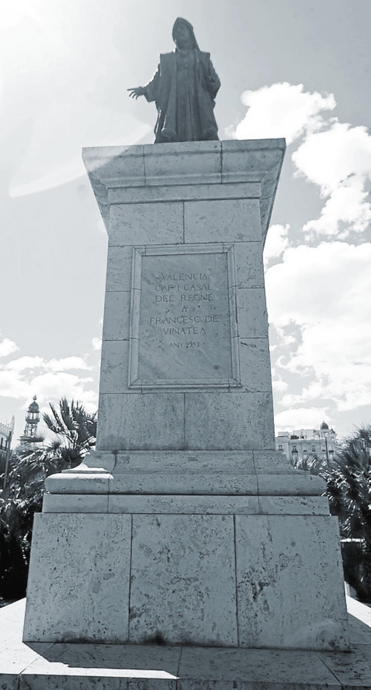 La estatuaria de la plaza: estética y propaganda