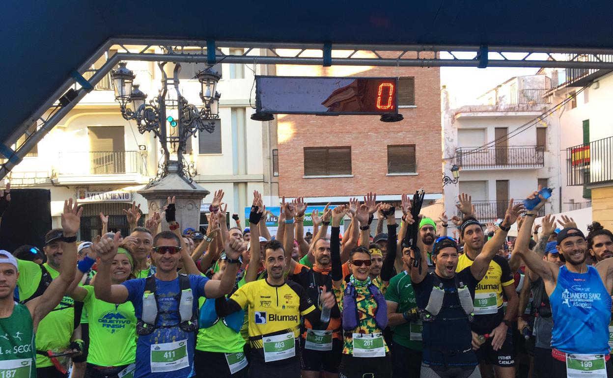 Corredoresy corredoras de la 30K del trail de Montanejos 2019 justo antes del inicio de la carrera.