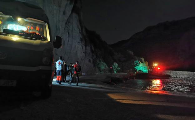 Rescatado con éxito todo el grupo de paddle surf atrapado en una cueva en Xàbia