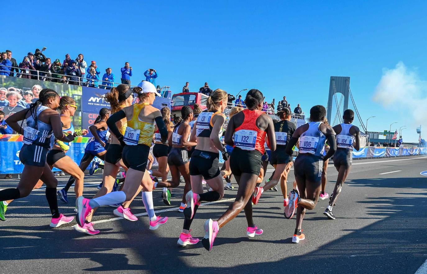 Kenia ha conseguido un doblete este domingo en el maratón de Nueva York con categóricos triunfos de Geoffrey Kamworor en hombres (2h.08.13), así como de Joyciline Jepkosgei (2h.22.38), quien previamente acabó con el reinado de la multiganadora Mary Keitany en la carrera de mujeres. 