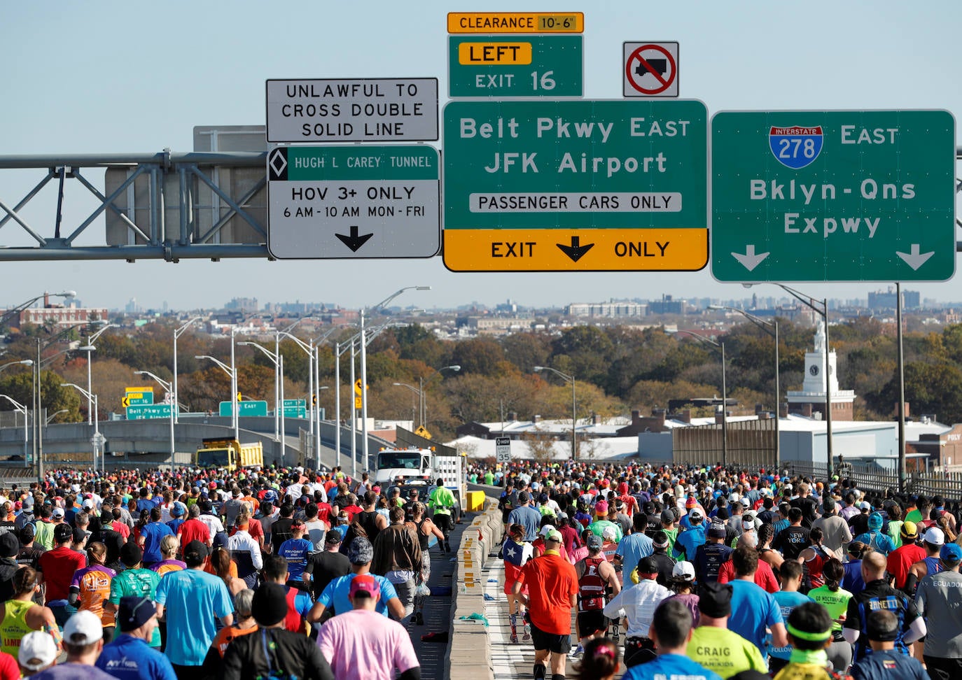 Kenia ha conseguido un doblete este domingo en el maratón de Nueva York con categóricos triunfos de Geoffrey Kamworor en hombres (2h.08.13), así como de Joyciline Jepkosgei (2h.22.38), quien previamente acabó con el reinado de la multiganadora Mary Keitany en la carrera de mujeres. 