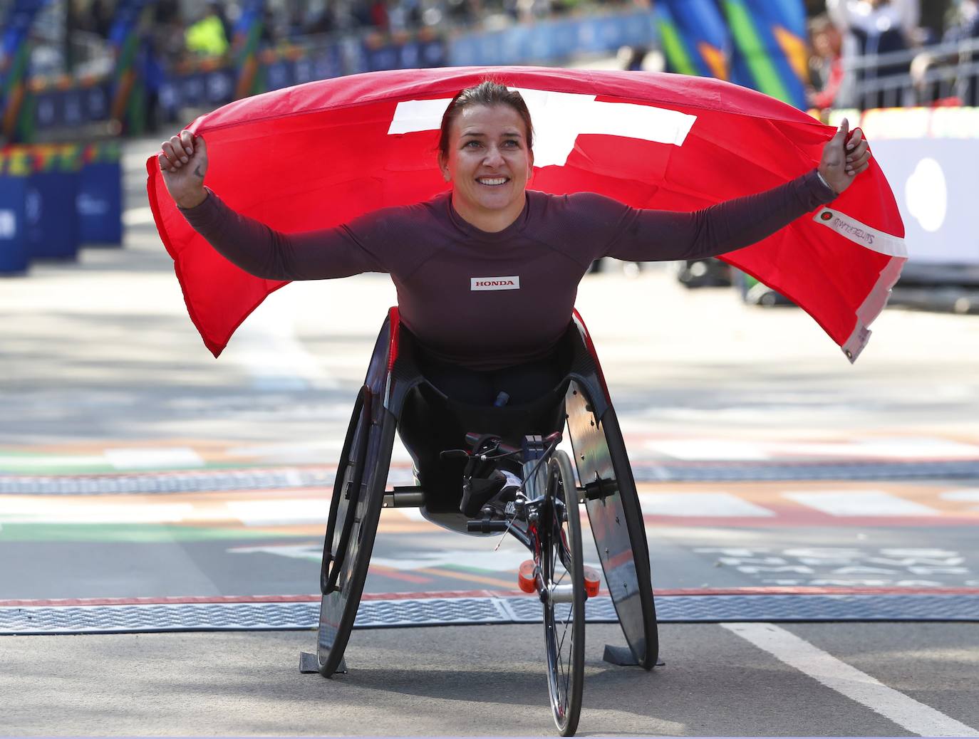 Kenia ha conseguido un doblete este domingo en el maratón de Nueva York con categóricos triunfos de Geoffrey Kamworor en hombres (2h.08.13), así como de Joyciline Jepkosgei (2h.22.38), quien previamente acabó con el reinado de la multiganadora Mary Keitany en la carrera de mujeres. 