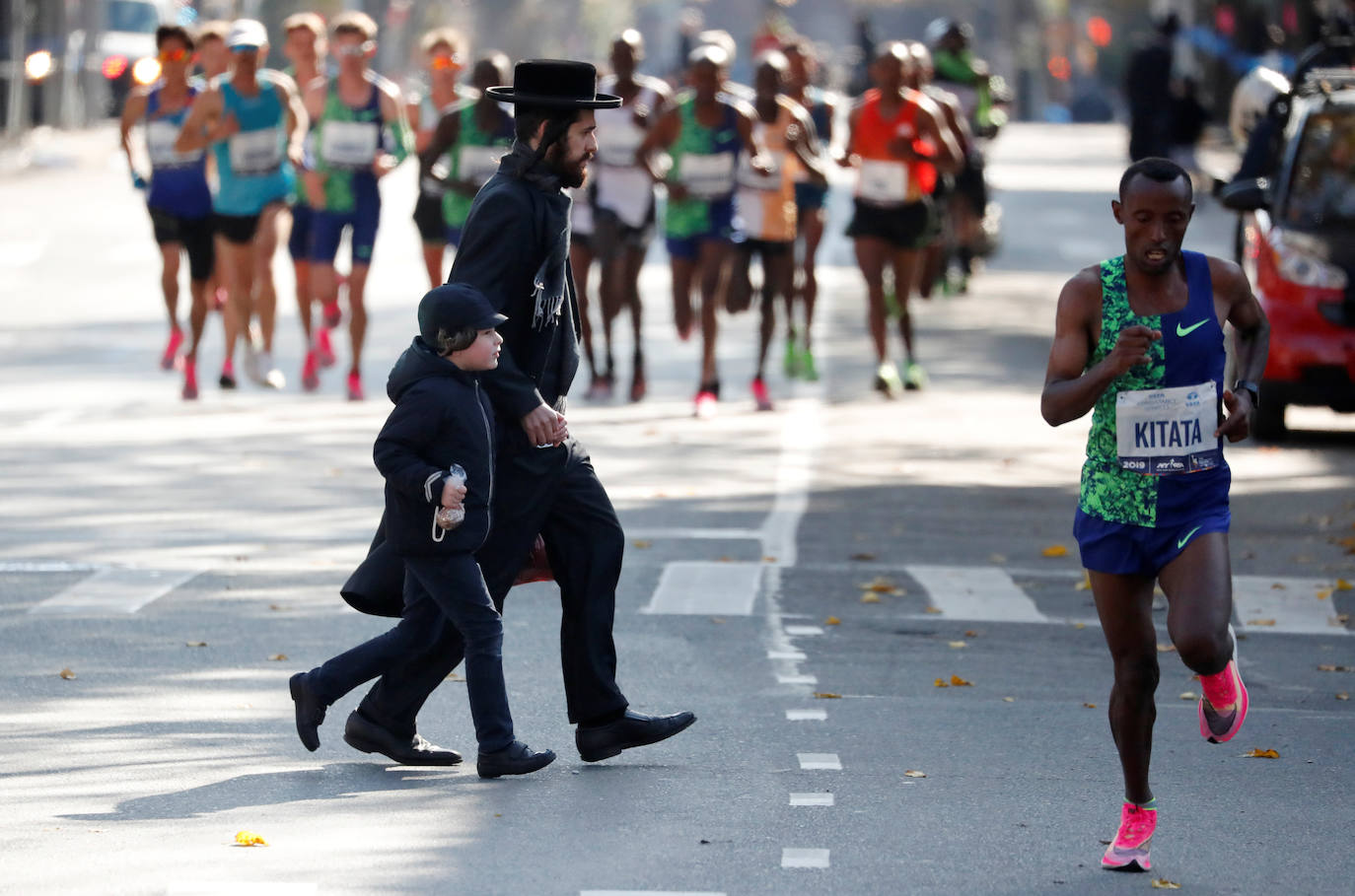 Kenia ha conseguido un doblete este domingo en el maratón de Nueva York con categóricos triunfos de Geoffrey Kamworor en hombres (2h.08.13), así como de Joyciline Jepkosgei (2h.22.38), quien previamente acabó con el reinado de la multiganadora Mary Keitany en la carrera de mujeres. 