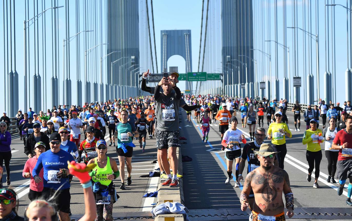 Kenia ha conseguido un doblete este domingo en el maratón de Nueva York con categóricos triunfos de Geoffrey Kamworor en hombres (2h.08.13), así como de Joyciline Jepkosgei (2h.22.38), quien previamente acabó con el reinado de la multiganadora Mary Keitany en la carrera de mujeres. 