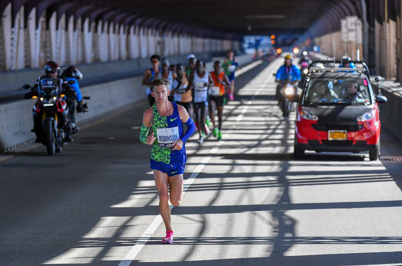 Kenia ha conseguido un doblete este domingo en el maratón de Nueva York con categóricos triunfos de Geoffrey Kamworor en hombres (2h.08.13), así como de Joyciline Jepkosgei (2h.22.38), quien previamente acabó con el reinado de la multiganadora Mary Keitany en la carrera de mujeres. 