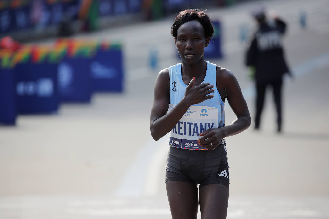 Kenia ha conseguido un doblete este domingo en el maratón de Nueva York con categóricos triunfos de Geoffrey Kamworor en hombres (2h.08.13), así como de Joyciline Jepkosgei (2h.22.38), quien previamente acabó con el reinado de la multiganadora Mary Keitany en la carrera de mujeres. 