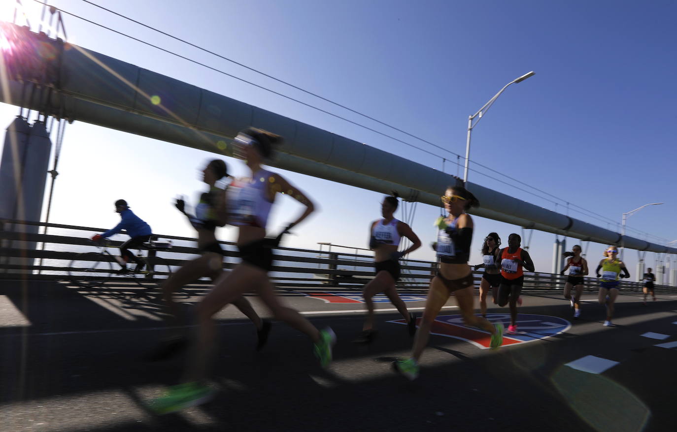 Kenia ha conseguido un doblete este domingo en el maratón de Nueva York con categóricos triunfos de Geoffrey Kamworor en hombres (2h.08.13), así como de Joyciline Jepkosgei (2h.22.38), quien previamente acabó con el reinado de la multiganadora Mary Keitany en la carrera de mujeres. 