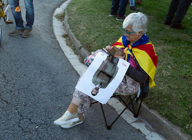 Fotos: Manifestantes y partidos independentistas boicotean el acto del Rey en Barcelona