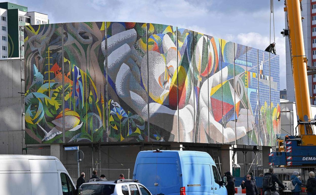 El tapiz restaurado ya luce en la fachada de un centro comercial de la Moskauer Platz de Erfurt. 