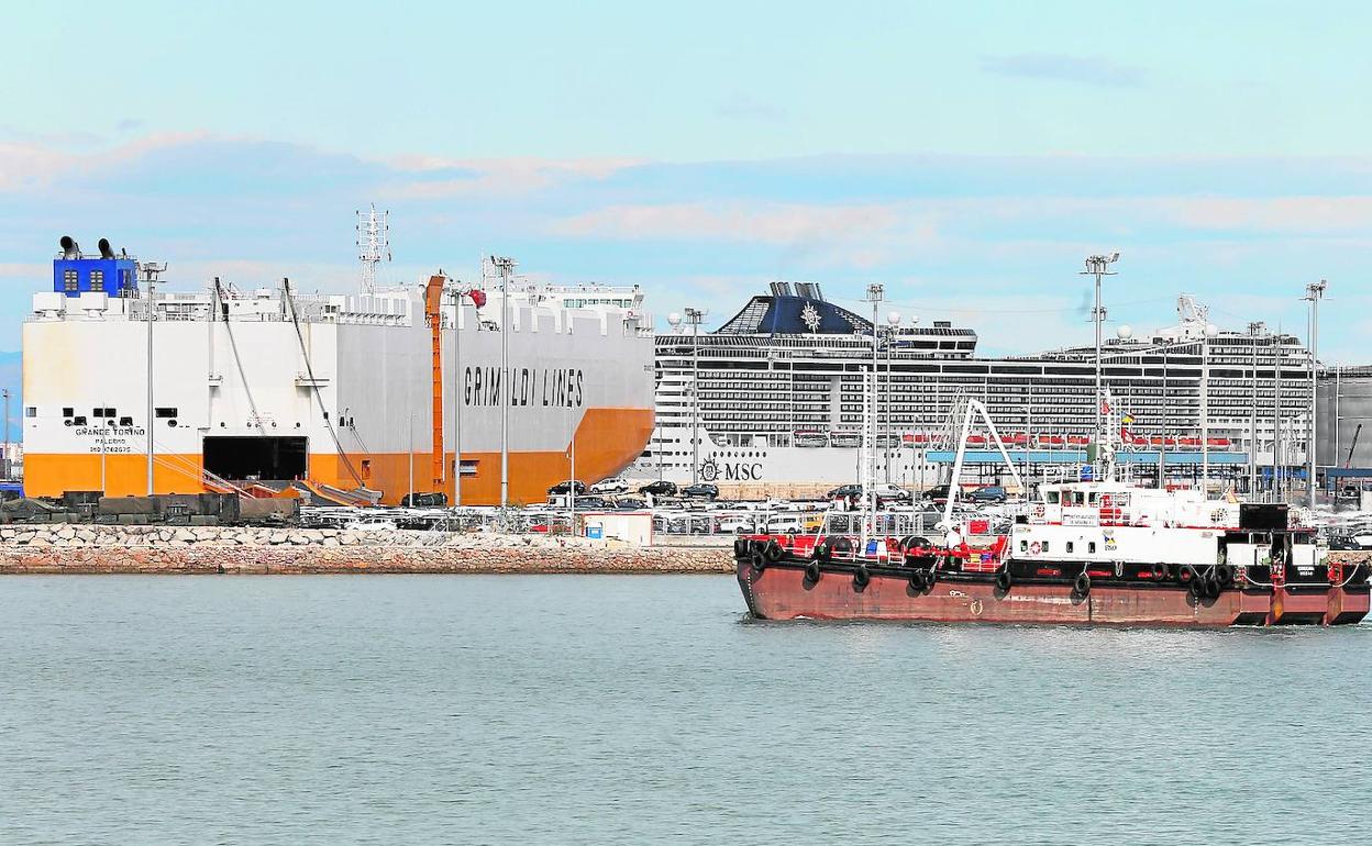 Un crucero en el Puerto de Valencia, visto desde la zona de actividades industriales. 