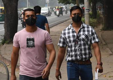 Imagen secundaria 1 - Restricciones al tráfico en Nueva Delhi (arriba). Ciudadanos con máscaras en la calle para evitar la contaminación. Tradicional quema de rastrojos en India (sobre estas líneas).