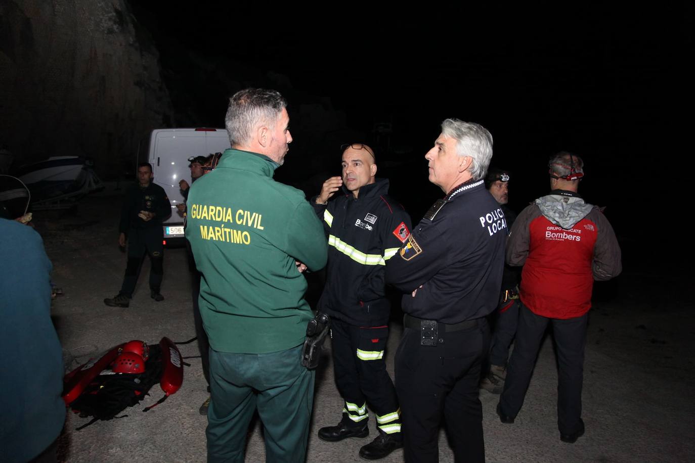 Una veintena de personas quedan atrapadas en la Cova del Llop en Xàbia por el temporal marino. 