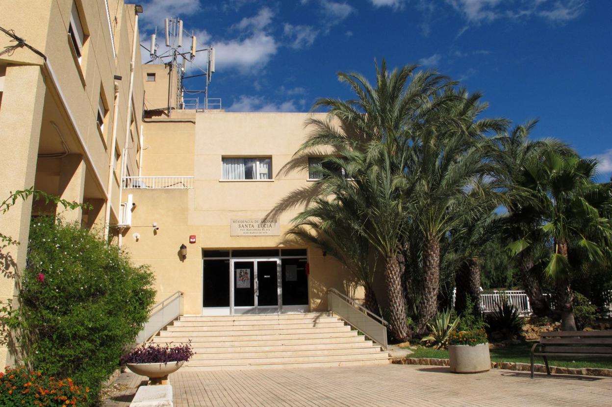 La entrada de la residencia de Santa Llúcia de Dénia, que cumple 40 años. 