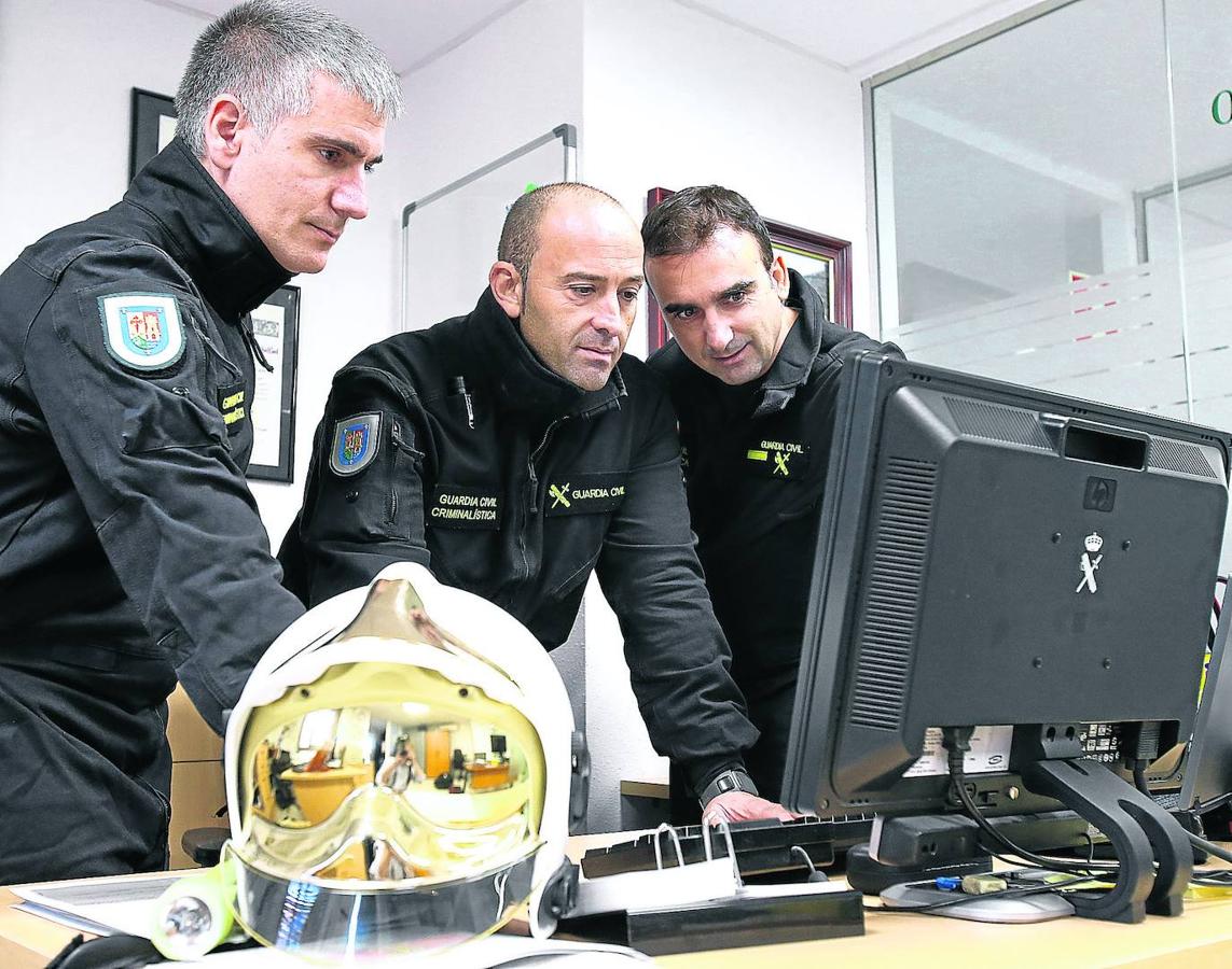 En equipo. Juan Lalanza, sargento del ESIN de La Rioja; José Manuel Martín, guardia civil de la unidad; y Jorge Rosel, cabo primero, en las dependencias de la unidad.