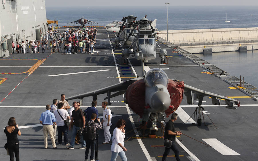 El 'Juan Carlos I', buque insignia de la Armada, visita las aguas valencianas este fin de semana. La embarcación hace escala en el puerto de Valencia entre el 7 y el 10 de noviembre y el sábado 9 abrirá sus puertas de 10 a 17 horas para que se pueda visitar por dentro y descubrir todos los secretos y escondites de uno de las naves más importantes de las que portan la bandera española. En 2017 ya atracó en el Cap i Casal y miles de valencianos decidieron embarcarse y poder andar por sus 232 metros de eslora. LAS PROVINCIAS revive aquella visita de hace dos años para recordar los secretos del portaaviones 'Juan Carlos I'.