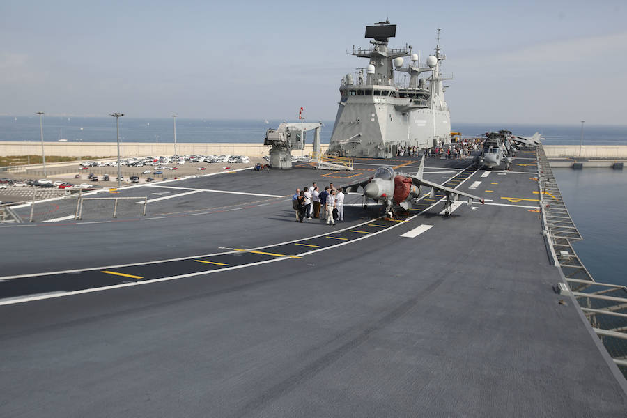 El 'Juan Carlos I', buque insignia de la Armada, visita las aguas valencianas este fin de semana. La embarcación hace escala en el puerto de Valencia entre el 7 y el 10 de noviembre y el sábado 9 abrirá sus puertas de 10 a 17 horas para que se pueda visitar por dentro y descubrir todos los secretos y escondites de uno de las naves más importantes de las que portan la bandera española. En 2017 ya atracó en el Cap i Casal y miles de valencianos decidieron embarcarse y poder andar por sus 232 metros de eslora. LAS PROVINCIAS revive aquella visita de hace dos años para recordar los secretos del portaaviones 'Juan Carlos I'.