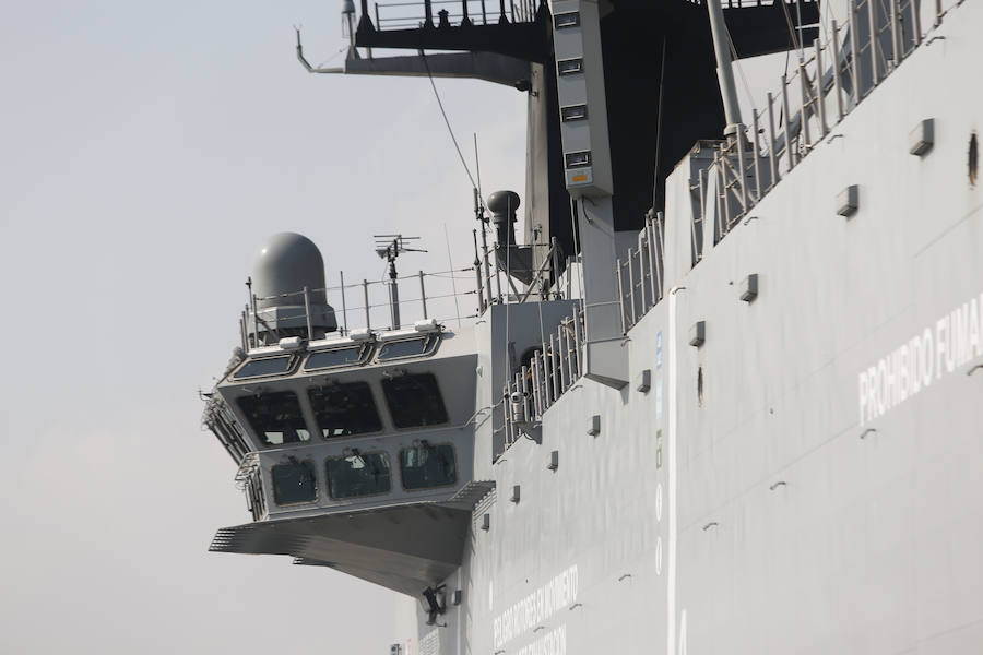 El 'Juan Carlos I', buque insignia de la Armada, visita las aguas valencianas este fin de semana. La embarcación hace escala en el puerto de Valencia entre el 7 y el 10 de noviembre y el sábado 9 abrirá sus puertas de 10 a 17 horas para que se pueda visitar por dentro y descubrir todos los secretos y escondites de uno de las naves más importantes de las que portan la bandera española. En 2017 ya atracó en el Cap i Casal y miles de valencianos decidieron embarcarse y poder andar por sus 232 metros de eslora. LAS PROVINCIAS revive aquella visita de hace dos años para recordar los secretos del portaaviones 'Juan Carlos I'.