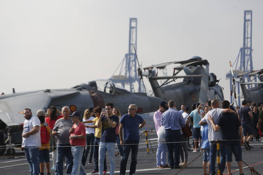 El 'Juan Carlos I', buque insignia de la Armada, visita las aguas valencianas este fin de semana. La embarcación hace escala en el puerto de Valencia entre el 7 y el 10 de noviembre y el sábado 9 abrirá sus puertas de 10 a 17 horas para que se pueda visitar por dentro y descubrir todos los secretos y escondites de uno de las naves más importantes de las que portan la bandera española. En 2017 ya atracó en el Cap i Casal y miles de valencianos decidieron embarcarse y poder andar por sus 232 metros de eslora. LAS PROVINCIAS revive aquella visita de hace dos años para recordar los secretos del portaaviones 'Juan Carlos I'.