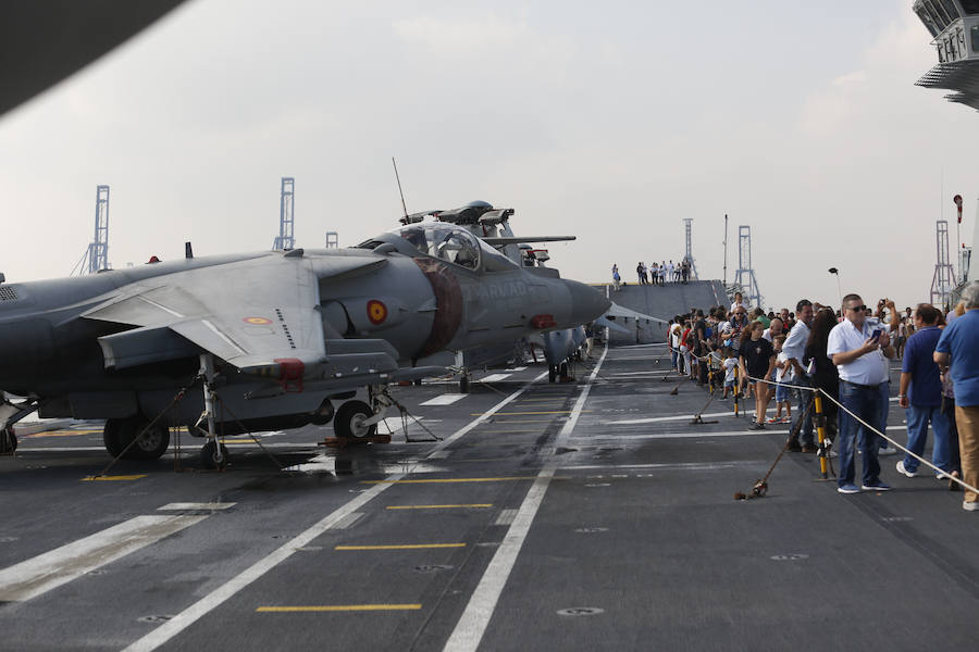 El 'Juan Carlos I', buque insignia de la Armada, visita las aguas valencianas este fin de semana. La embarcación hace escala en el puerto de Valencia entre el 7 y el 10 de noviembre y el sábado 9 abrirá sus puertas de 10 a 17 horas para que se pueda visitar por dentro y descubrir todos los secretos y escondites de uno de las naves más importantes de las que portan la bandera española. En 2017 ya atracó en el Cap i Casal y miles de valencianos decidieron embarcarse y poder andar por sus 232 metros de eslora. LAS PROVINCIAS revive aquella visita de hace dos años para recordar los secretos del portaaviones 'Juan Carlos I'.