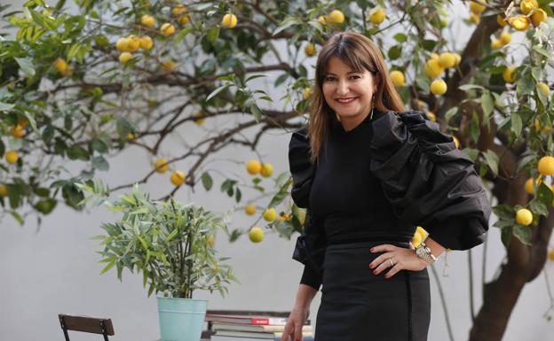 Ángela Pla, en un rincón del espacio que ha creado en pleno corazón de Ruzafa, junto al huerto que la vio crecer.