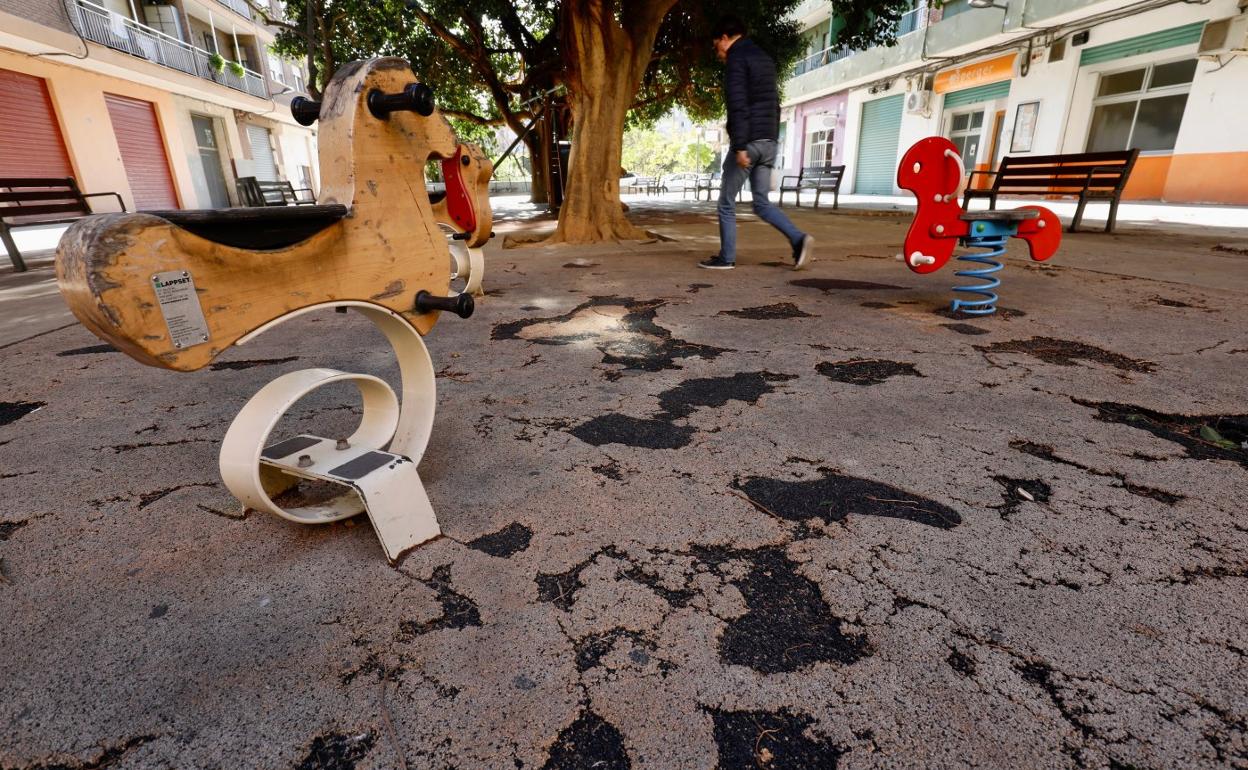 Zona de juegos infantiles deteriorada en Zafranar. 