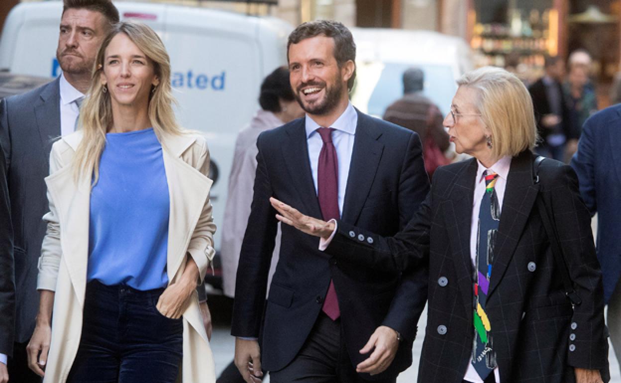 Pablo Casado, flanqueado por Cayetana Álvarez de Toledo y Rosa Díez, este miércoles en Barcelona. 