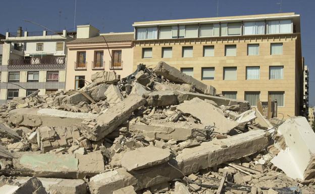 Velluters. «Lo que reclamamos es más equipamiento para el barrio, pedimos que el solar de la plaza de la Bocha sirva como centro vecinal para residentes y ancianos aunque nada de eso ha llegado», explica María José Volta presidenta de la asociación, que también protesta por la falta de podas y mantenimiento de los jardines. 