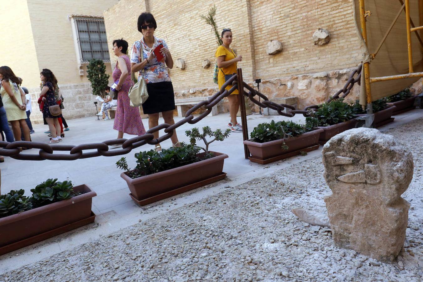 Nueva oportunidad para ver una de las pocas joyas que quedan de la Valencia medieval. La Iglesia de San Juan del Hospital abre este domingo sus puertas de 11 a 14 horas para que todo aquel que quiera pueda acceder al patio sur y ver en vivo los restos del cementerio medieval de Valencia. También se podrá ver el fragmento que queda, bajo tierra, de la spina del circo romano de Valencia. Un grupo de guías dará todo tipo de detalles para poner en valor los restos arqueológicos que se encuentran junto a la céntrica e histórica iglesia de Valencia.