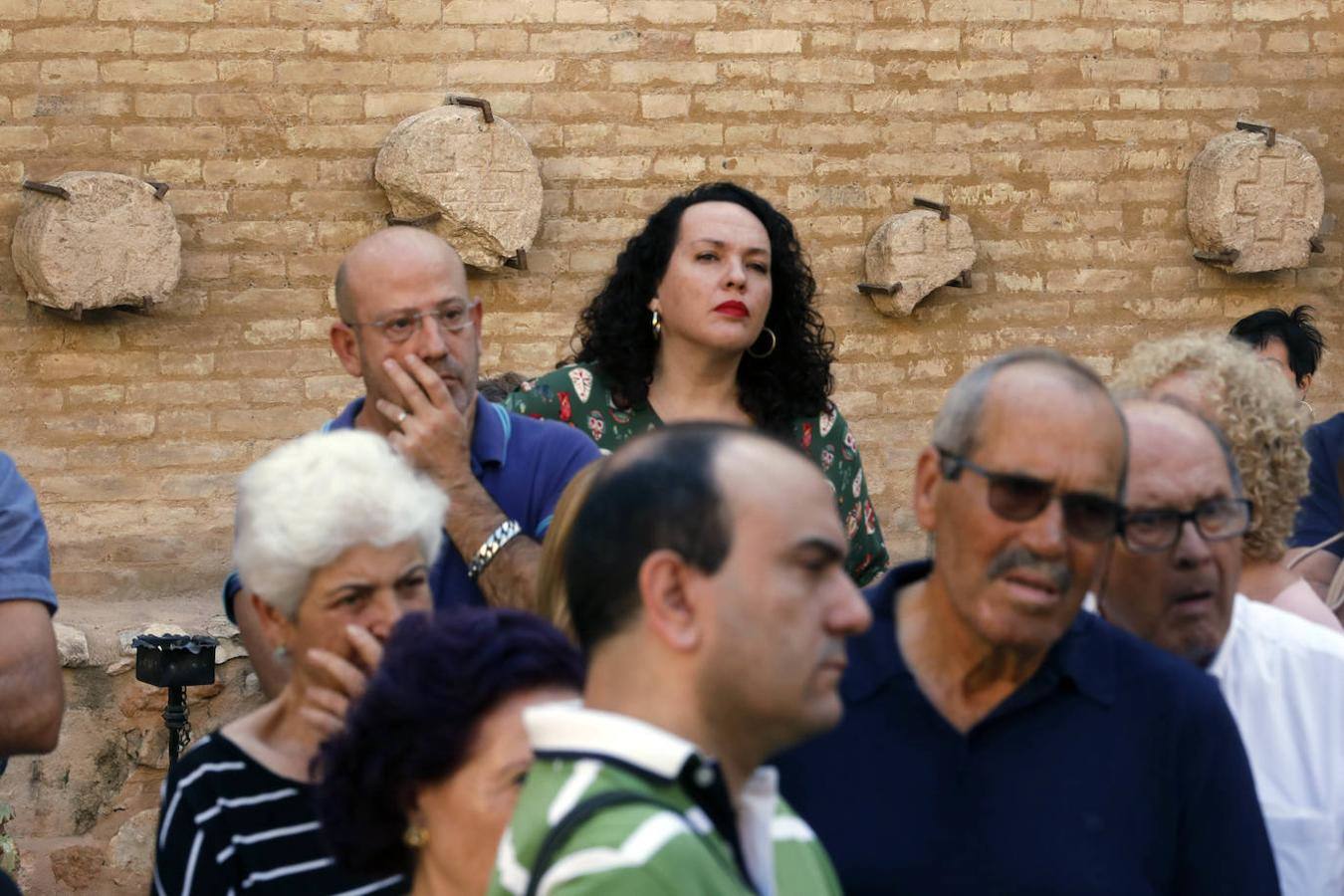 Nueva oportunidad para ver una de las pocas joyas que quedan de la Valencia medieval. La Iglesia de San Juan del Hospital abre este domingo sus puertas de 11 a 14 horas para que todo aquel que quiera pueda acceder al patio sur y ver en vivo los restos del cementerio medieval de Valencia. También se podrá ver el fragmento que queda, bajo tierra, de la spina del circo romano de Valencia. Un grupo de guías dará todo tipo de detalles para poner en valor los restos arqueológicos que se encuentran junto a la céntrica e histórica iglesia de Valencia.