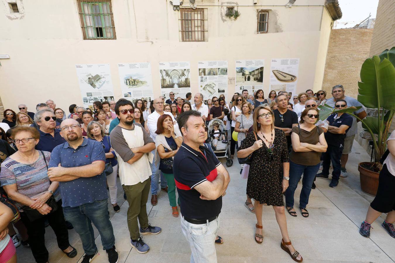 Nueva oportunidad para ver una de las pocas joyas que quedan de la Valencia medieval. La Iglesia de San Juan del Hospital abre este domingo sus puertas de 11 a 14 horas para que todo aquel que quiera pueda acceder al patio sur y ver en vivo los restos del cementerio medieval de Valencia. También se podrá ver el fragmento que queda, bajo tierra, de la spina del circo romano de Valencia. Un grupo de guías dará todo tipo de detalles para poner en valor los restos arqueológicos que se encuentran junto a la céntrica e histórica iglesia de Valencia.