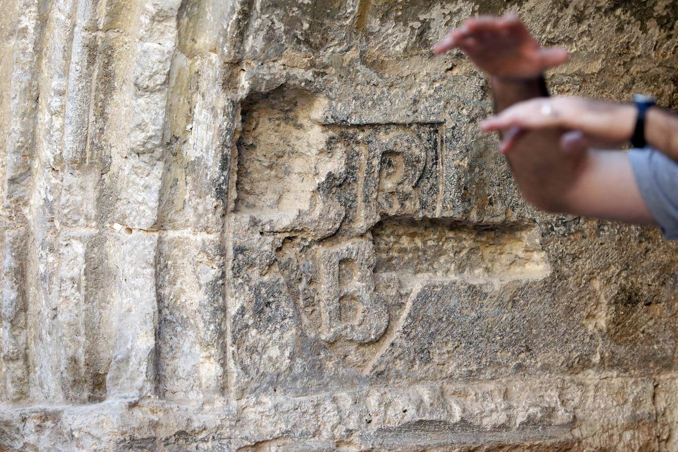 Nueva oportunidad para ver una de las pocas joyas que quedan de la Valencia medieval. La Iglesia de San Juan del Hospital abre este domingo sus puertas de 11 a 14 horas para que todo aquel que quiera pueda acceder al patio sur y ver en vivo los restos del cementerio medieval de Valencia. También se podrá ver el fragmento que queda, bajo tierra, de la spina del circo romano de Valencia. Un grupo de guías dará todo tipo de detalles para poner en valor los restos arqueológicos que se encuentran junto a la céntrica e histórica iglesia de Valencia.