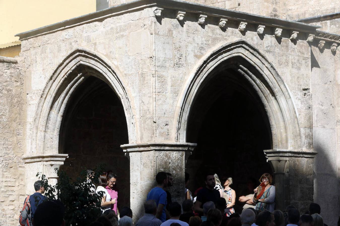 Nueva oportunidad para ver una de las pocas joyas que quedan de la Valencia medieval. La Iglesia de San Juan del Hospital abre este domingo sus puertas de 11 a 14 horas para que todo aquel que quiera pueda acceder al patio sur y ver en vivo los restos del cementerio medieval de Valencia. También se podrá ver el fragmento que queda, bajo tierra, de la spina del circo romano de Valencia. Un grupo de guías dará todo tipo de detalles para poner en valor los restos arqueológicos que se encuentran junto a la céntrica e histórica iglesia de Valencia.