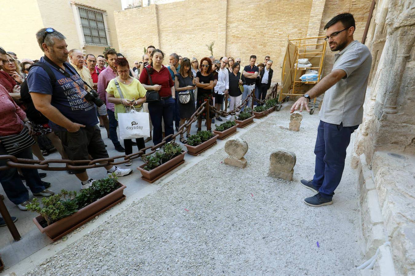 Nueva oportunidad para ver una de las pocas joyas que quedan de la Valencia medieval. La Iglesia de San Juan del Hospital abre este domingo sus puertas de 11 a 14 horas para que todo aquel que quiera pueda acceder al patio sur y ver en vivo los restos del cementerio medieval de Valencia. También se podrá ver el fragmento que queda, bajo tierra, de la spina del circo romano de Valencia. Un grupo de guías dará todo tipo de detalles para poner en valor los restos arqueológicos que se encuentran junto a la céntrica e histórica iglesia de Valencia.