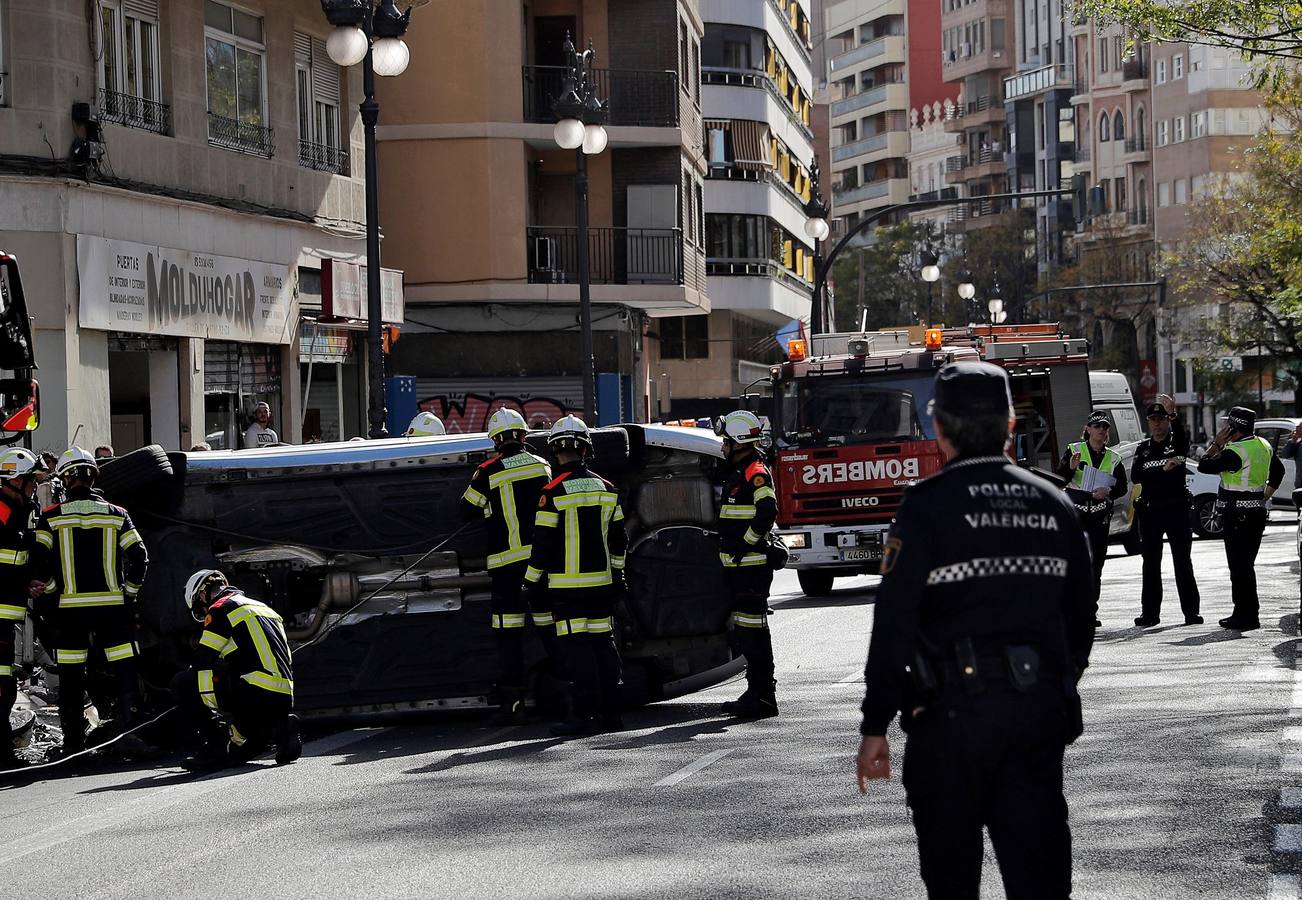 Fotos: Aparatoso accidente en el centro de Valencia