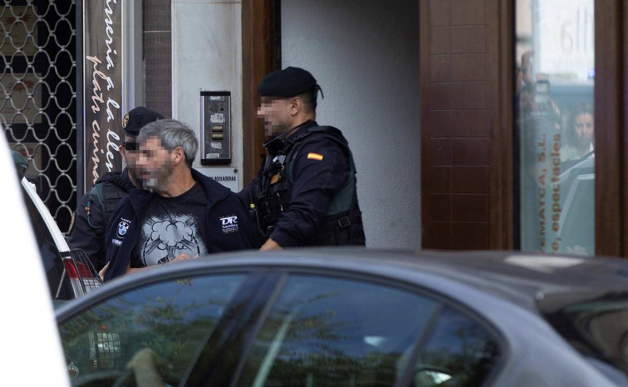 Uno de los ERT detenidos el pasado septiembre en Sabadell es trasladado por la Guardia Civil. 