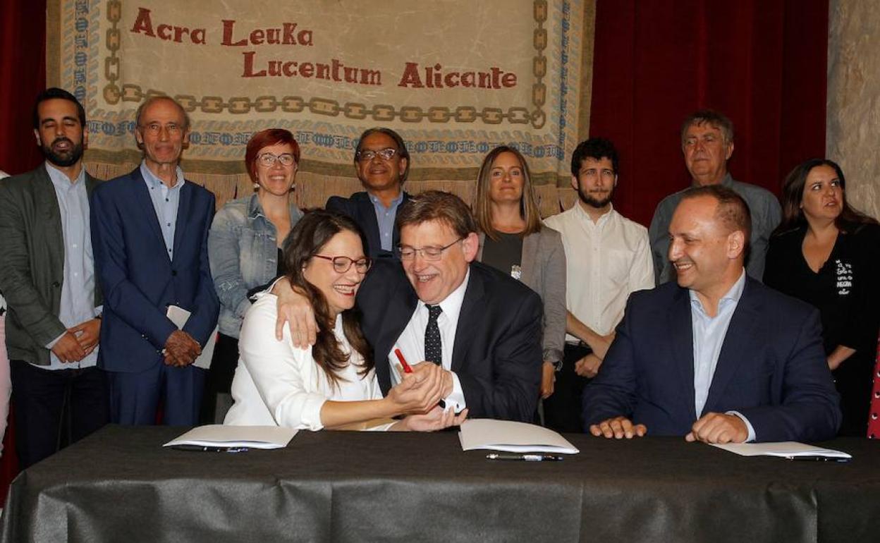 Oltra, Puig y Dalmau, durante la firma del pacto del Botánico