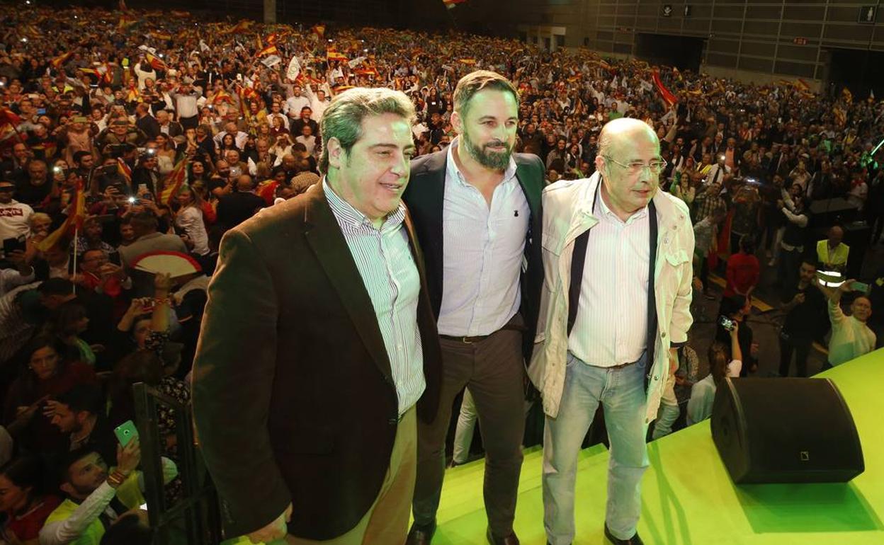 Llanos, Abascal y Gil Lázaro. :