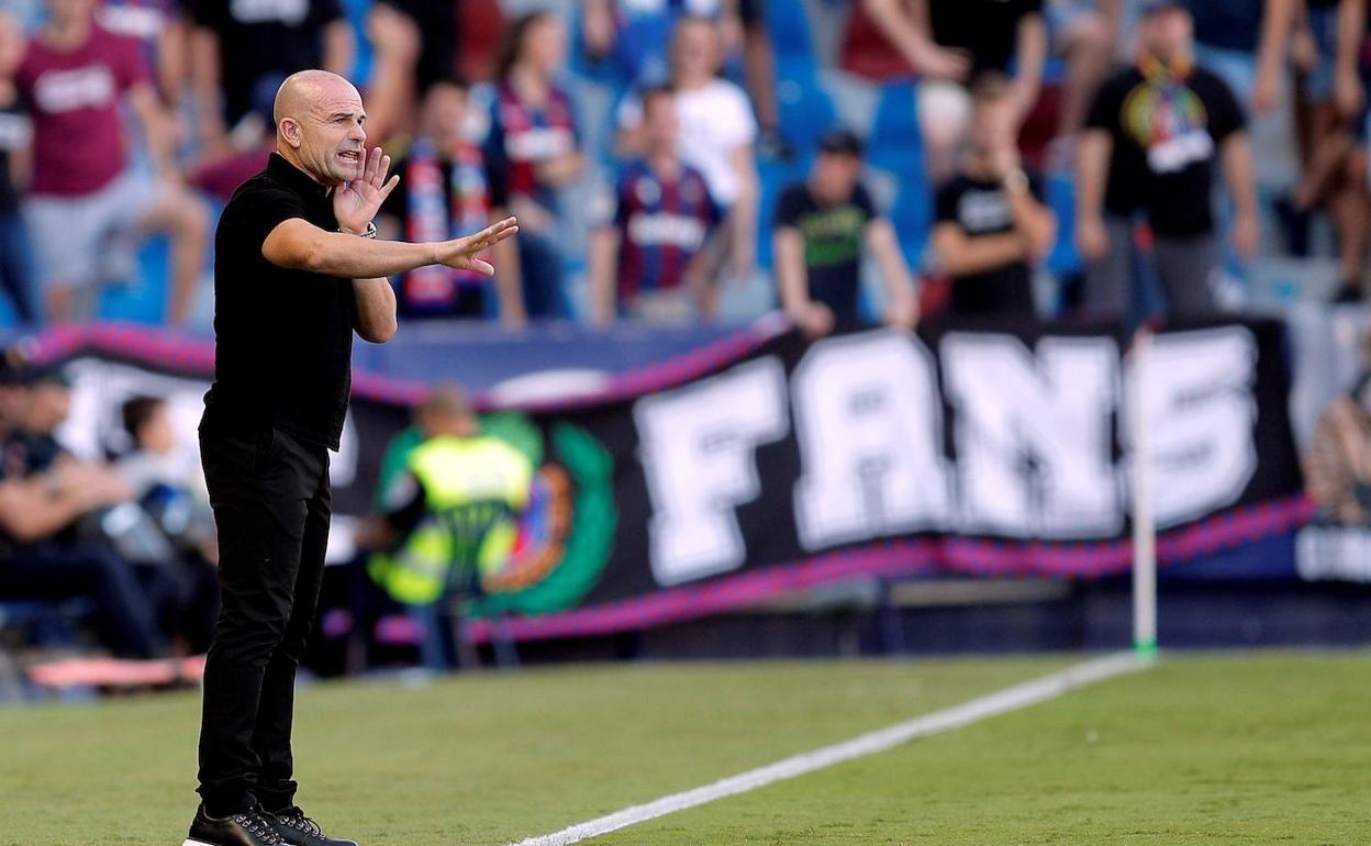 Paco López da indicaciones a sus futbolistas en el Ciutat de València.