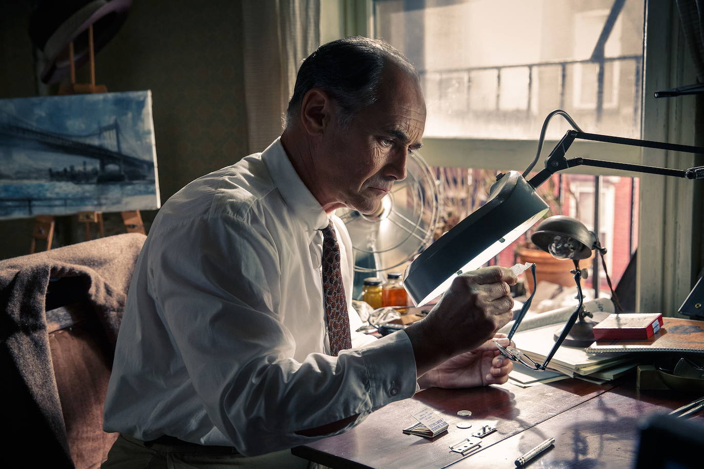 Tom Hanks es James Donovan, un abogado de Nueva York que tras defender a un espía ruso detenido en los Estados Unidos, se ve involucrado en la Guerra Fría. La CIA le encarga una difícil misión: ir a Berlín para negociar un intercambio de prisioneros y conseguir la liberación de un piloto norteamericano (Austin Stowell) capturado por la Unión Soviética. 