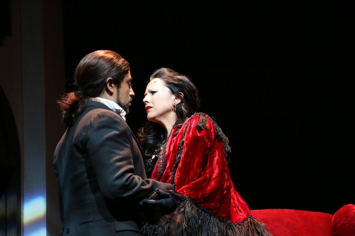 Abel Fernando y Silvia Villaú, en el musical 'Jekyll & Hyde'. 