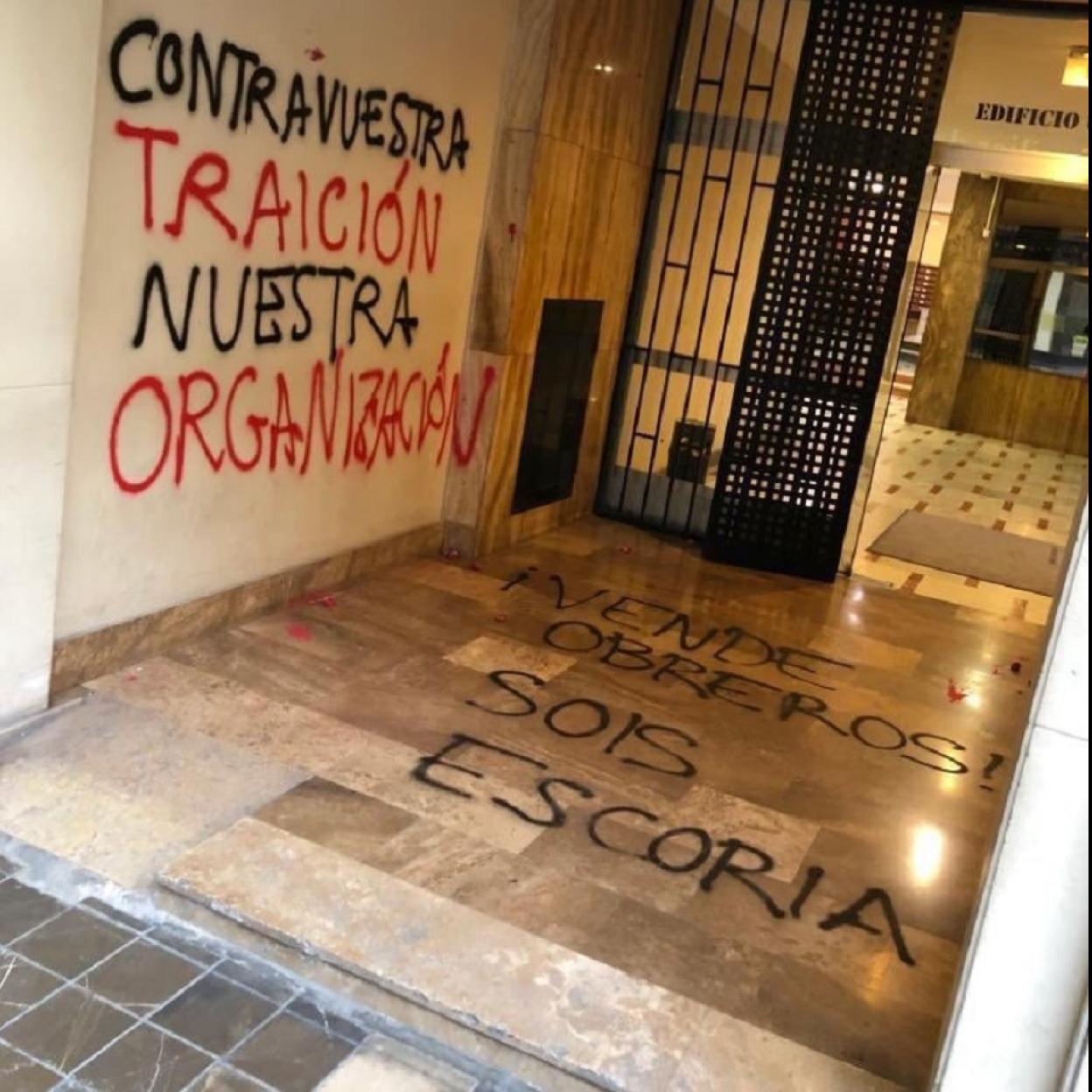 Pintada en la puerta de acceso al edificio en el que se encuentra la sede del PSPV en Valencia ciudad.