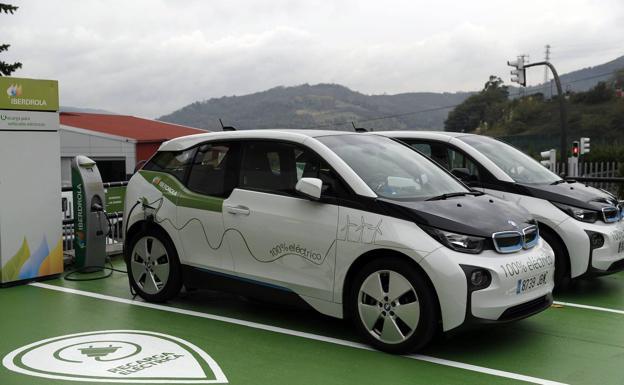 Coches eléctricos recargan sus baterías. 