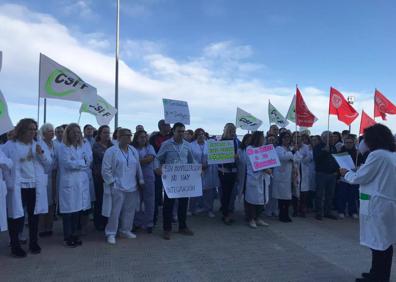 Imagen secundaria 1 - Un centenar de sanitarios dejan el Hospital de La Ribera tras la reversión