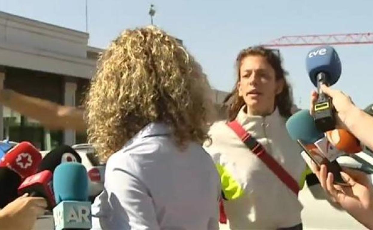 Momento en el que madre e hija se enfrentan ante los juzgados. 