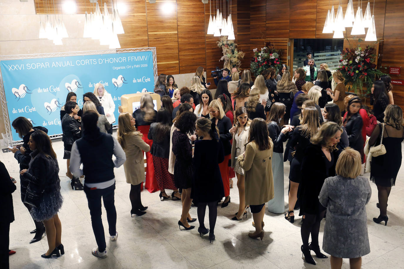 Las falleras mayores de Valencia y sus cortes de honor han celebrado este viernes su tradicional cena de gala anual. La cena se ha celebrado en el restaurante La Ferradura de la Patacona y para el evento se ha creado el lema 'De tot cort'. El festejo solidario, que cumple 26 años de historia, ha recaudado fondos para ayudar a la asociación valenciana del Síndrome de Prader Willi, una enfermedad rara. 